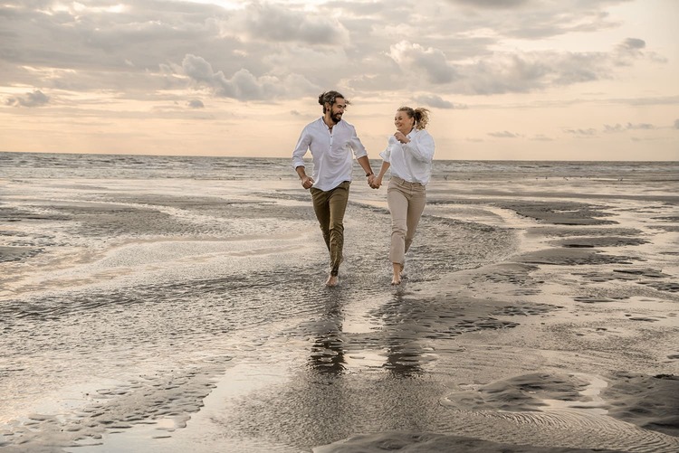 Un couple qui court sur la plage du Touquet