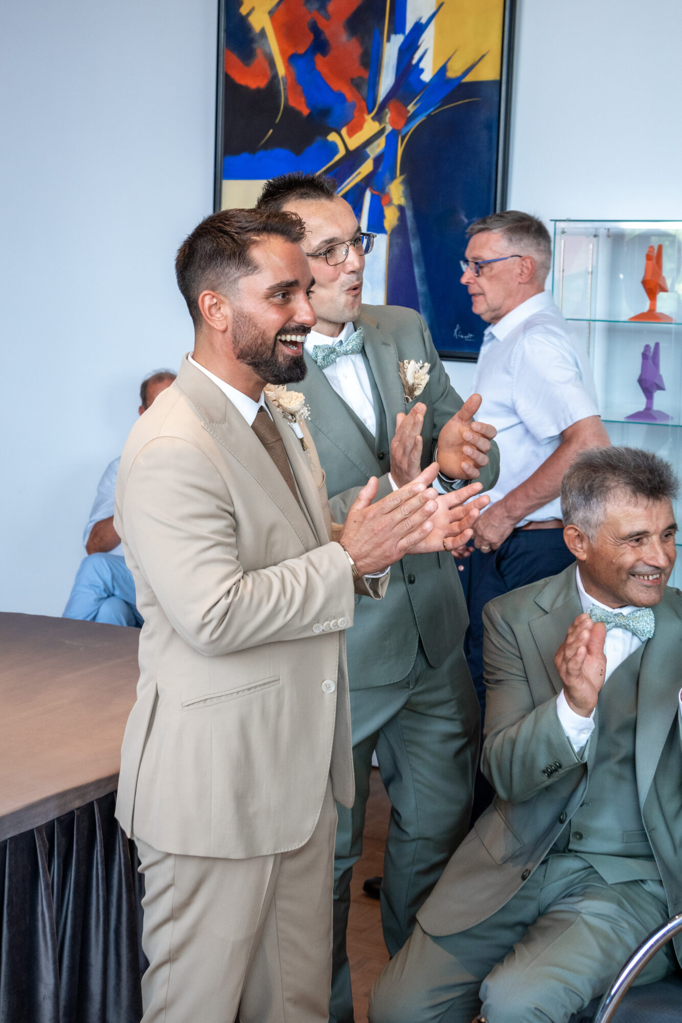 Proches des mariés qui applaudissent pendant la cérémonie