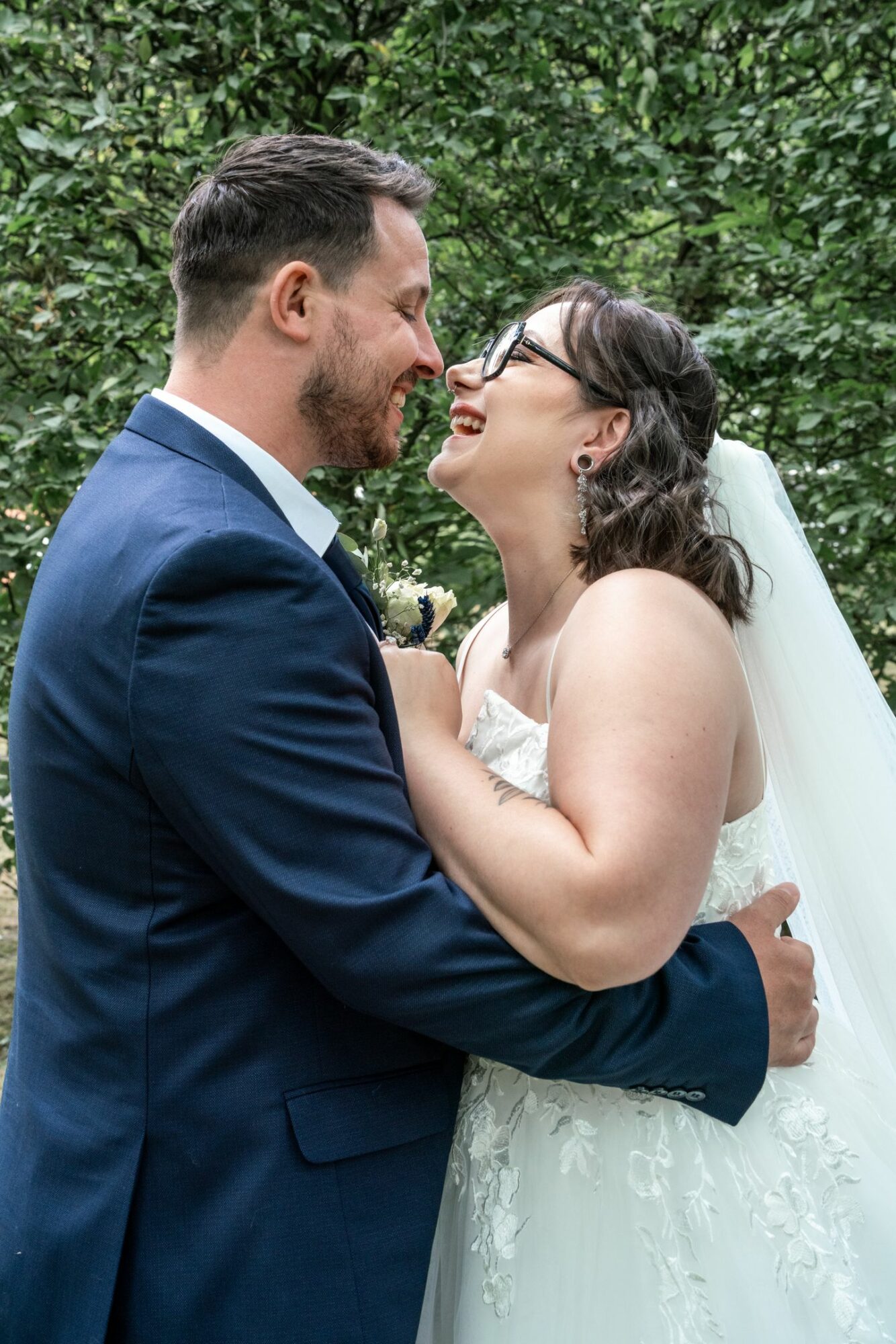 Mariés qui éclatent de rire pendant leur séance photo de couple